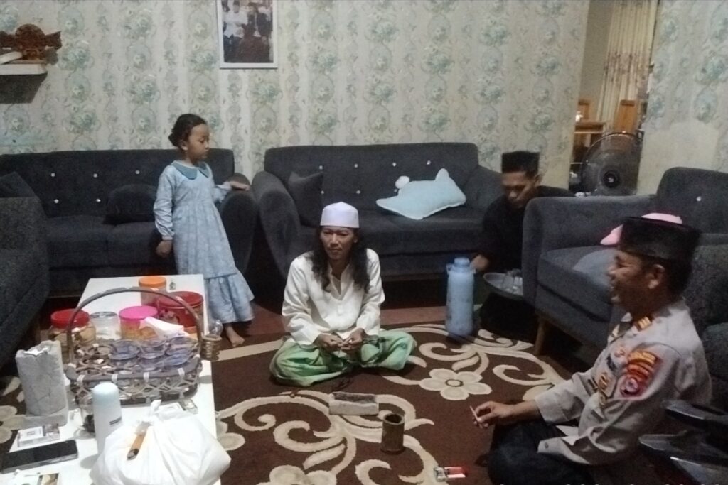Kapolsek Menes Polres Pandeglang Sambangi Tokoh Agama untuk Membangun Sinergi Kepolisian dan Masyarakat 1 WhatsApp Image 2024 04 27 at 15.14.16