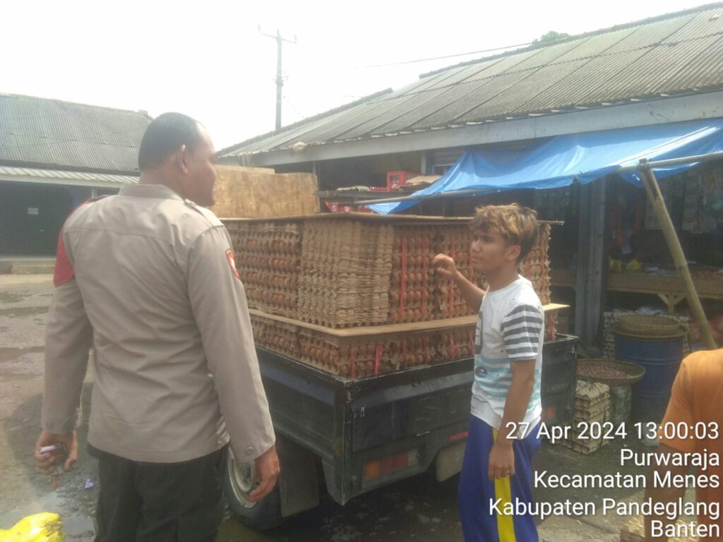 Antisipasi Copet dan Pungli, Polsek Menes Tingkatkan Patroli di Pasar Tradisional 2 WhatsApp Image 2024 04 27 at 15.15.43
