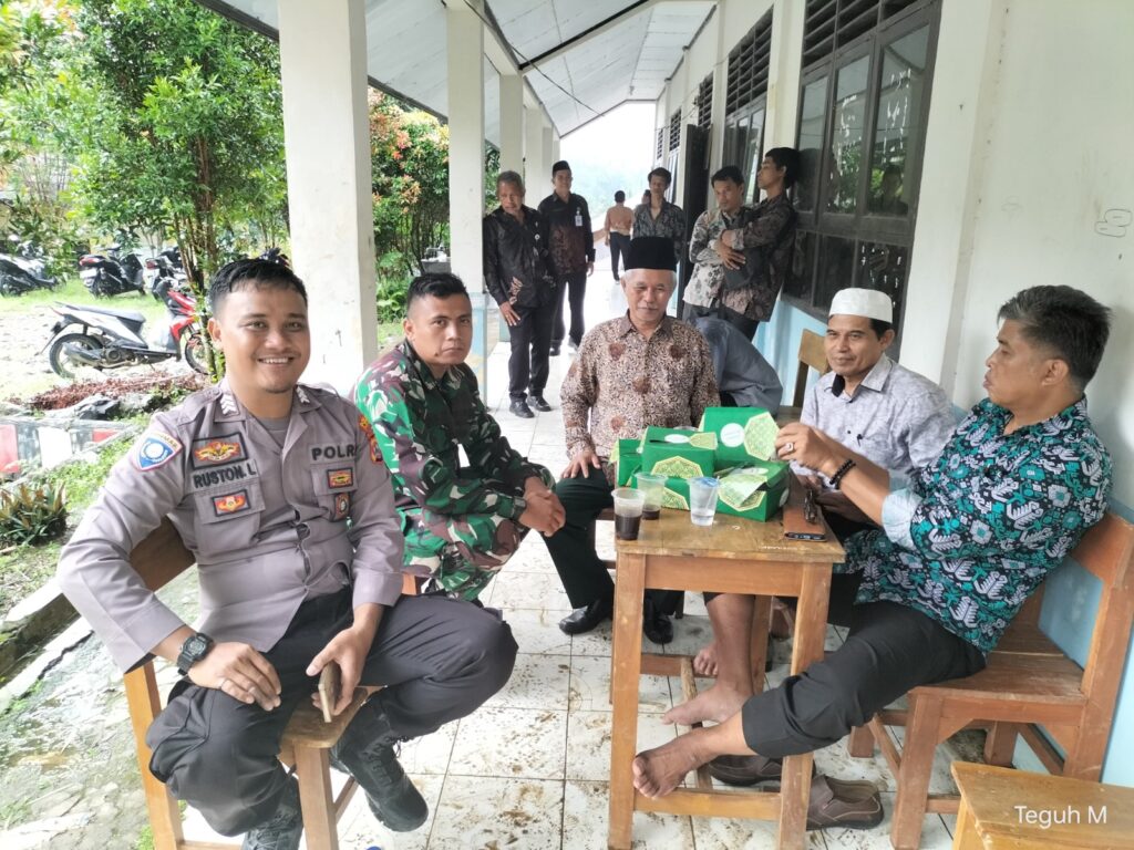 Bhabinkamtibmas Polsek Angsana Polres Pandeglang Sambangi Guru SMK Nur Insani Angsana dan Berikan Pesan Kamtibmas 3 WhatsApp Image 2024 04 27 at 20.19.35