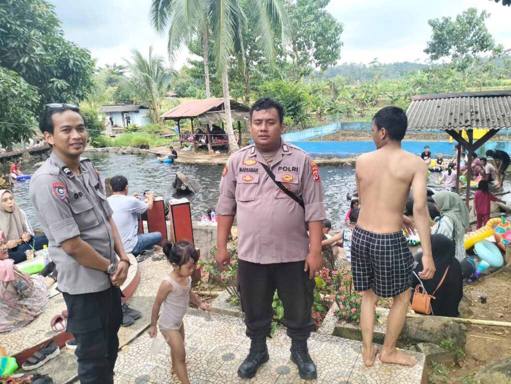 Anggota Polsek Pulosari Gelar Kegiatan Sambang KRYD untuk Mencegah Gangguan Kamtibmas dan Sosialisasi Prokes Covid-19 1 WhatsApp Image 2024 04 27 at 20.42.55