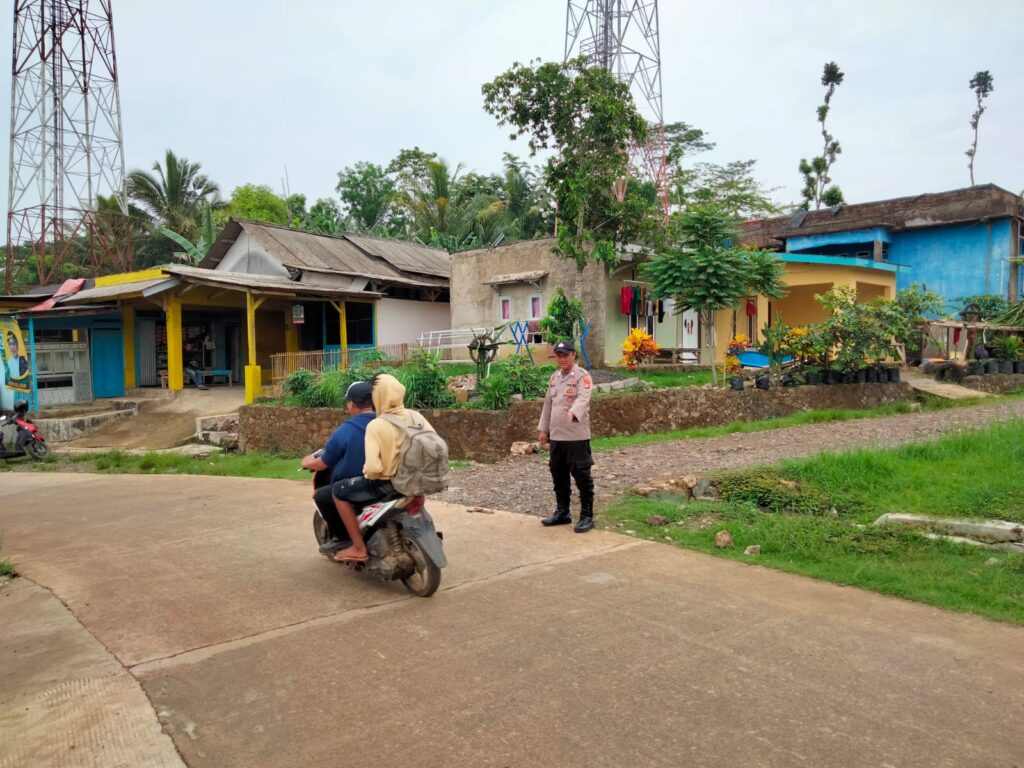 Personil Polsek Patia Rutin Melaksanakan Pelayanan Pengaturan Lalulintas untuk Menjamin Arus Lalu Lintas Lancar dan Kamtibmas yang Aman 2 WhatsApp Image 2024 04 27 at 20.53.21