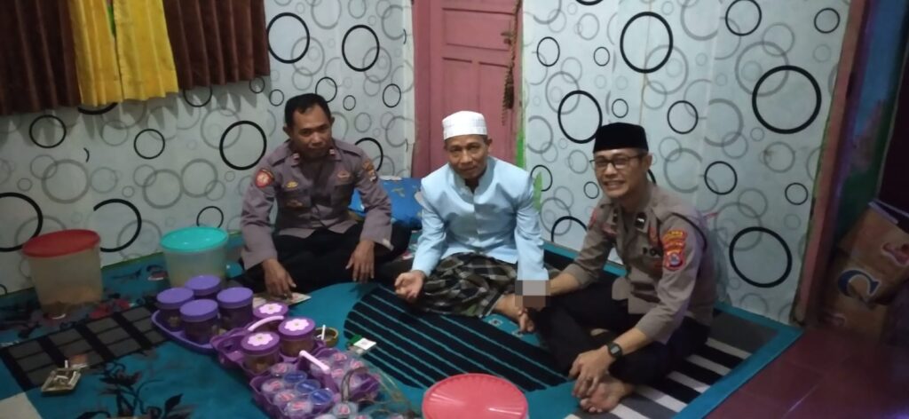Bhabinkamtibmas Polsek Cadasari Sambangi Tokoh Agama dalam Upaya Mempertahankan Ketertiban dan Keamanan Lingkungan 3 WhatsApp Image 2024 04 27 at 20.56.53