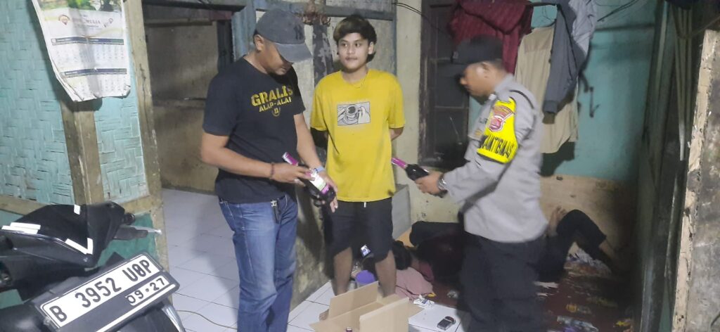 Polsek Picung Gelar Patroli KRYD dan Berhasil Mengamankan Minuman Keras 5 WhatsApp Image 2024 04 28 at 09.36.17