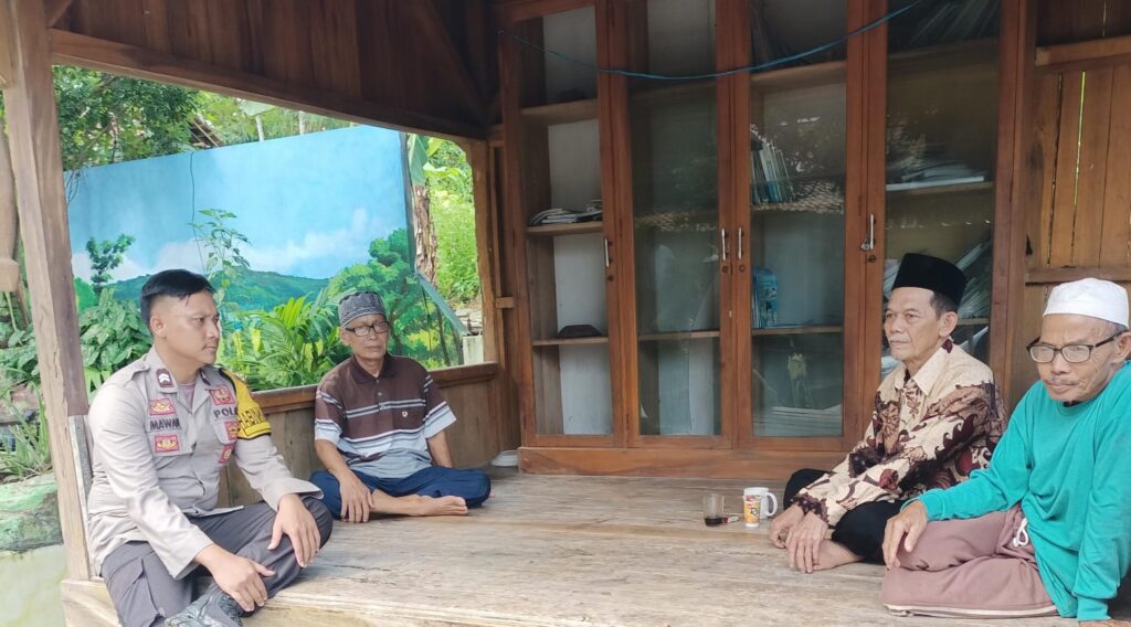 Anggota Polsek Cibaliung Laksanakan Sambang kepada Warga Binaan 6 WhatsApp Image 2024 04 28 at 11.19.04