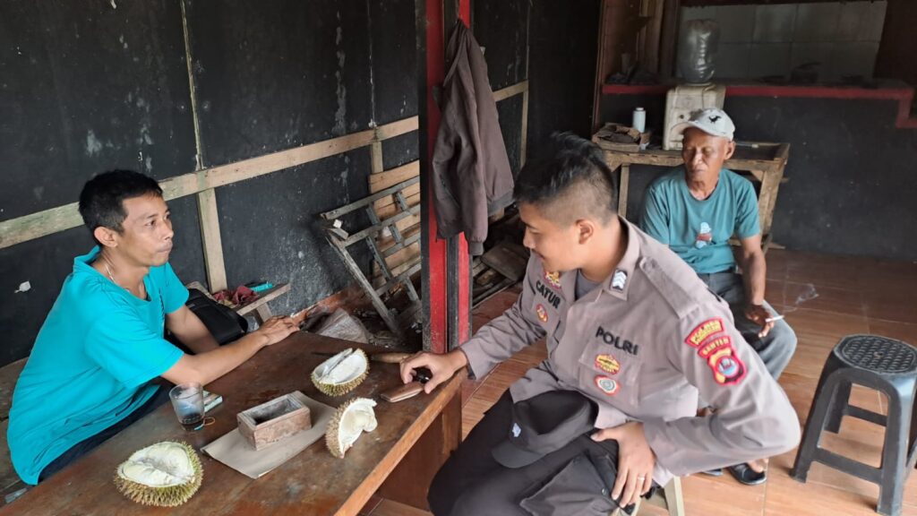 Bhabinkamtibmas Polsek Mandalawangi Terus Lakukan Sambang dan Silaturrahmi untuk Ciptakan Kamtibmas yang Aman dan Kondusif 7 WhatsApp Image 2024 04 28 at 13.24.36
