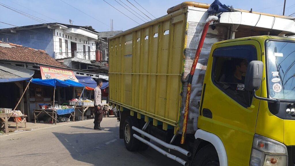 Polsek Bojong Polres Pandeglang Terus Lakukan Pengaturan Lalulintas di Jalan Raya Saketi - Munjul 10 WhatsApp Image 2024 04 28 at 14.11.50