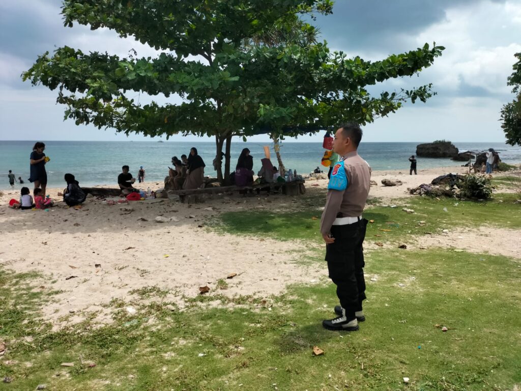 Patroli Dialogis Polsek Panimbang: Memastikan Keamanan dan Ketertiban di Tempat Wisata Pantai 9 WhatsApp Image 2024 04 28 at 14.12.05