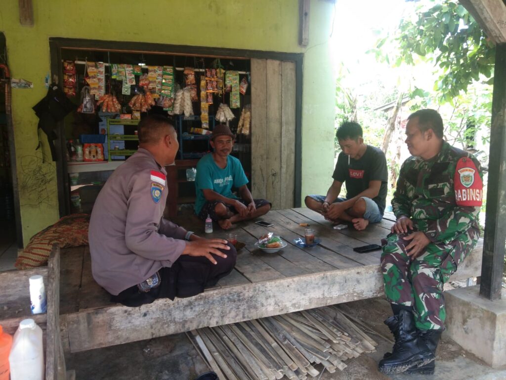 Bhabinkamtibmas Polsek Cikeusik Sambangi pedagang di kp.Sukamulya Desa Sukamulya Kec. Cikeusik 2 WhatsApp Image 2024 04 28 at 16.57.06