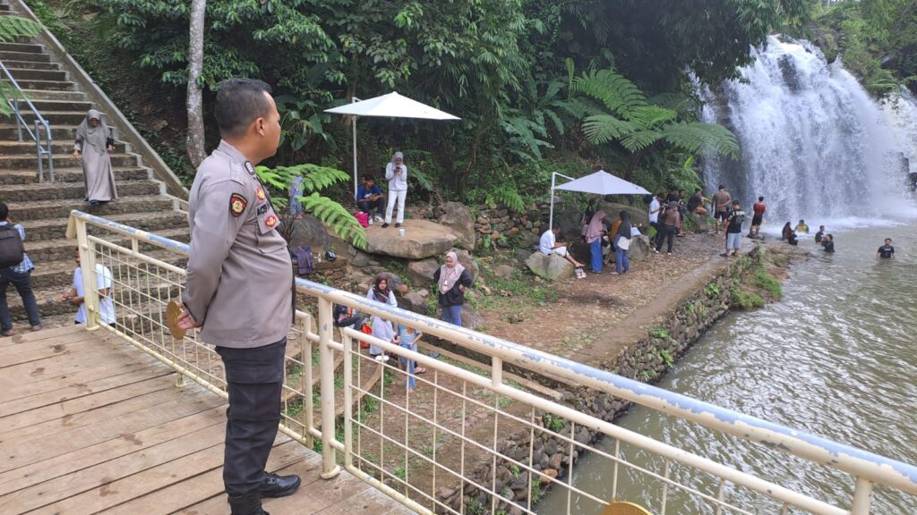 Personil Polsek Mandalawangi Polres Pandeglang Himbau Pengunjung Wisata Curug Goong untuk Memperhatikan Keamanan 3 WhatsApp Image 2024 04 28 at 17.05.18