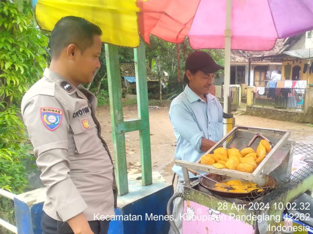 Polsek Menes Polres Pandeglang Sambangi Pedagang Keliling dalam Upaya Jaga Kamtibmas 5 WhatsApp Image 2024 04 28 at 17.36.50