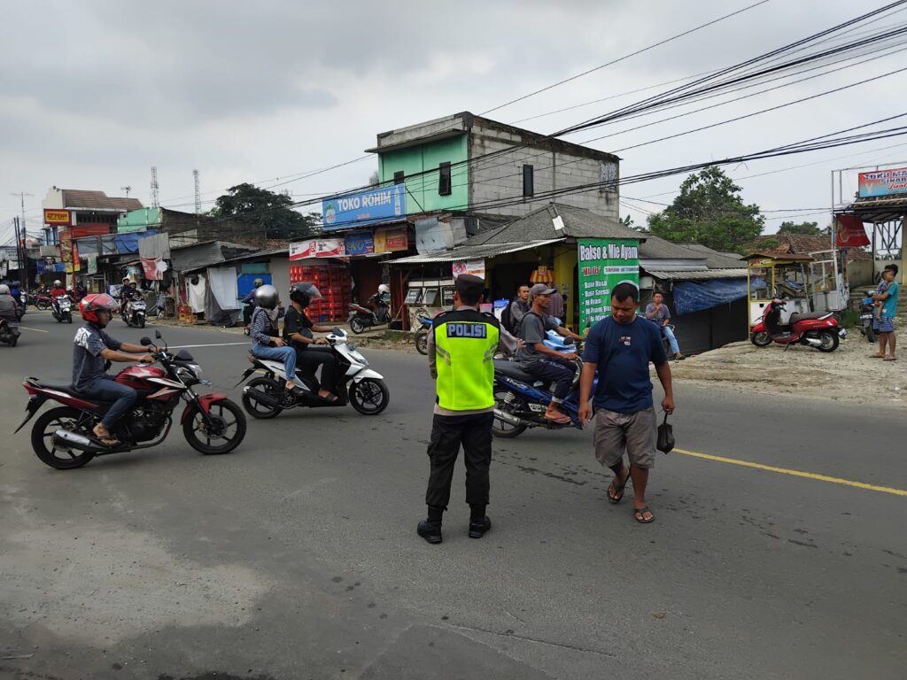 Polsek Cadasari Menerapkan Pengaturan Lalu Lintas untuk Menjamin Kelancaran dan Keselamatan di Depan Pasar Cadasari 6 WhatsApp Image 2024 04 28 at 18.13.39