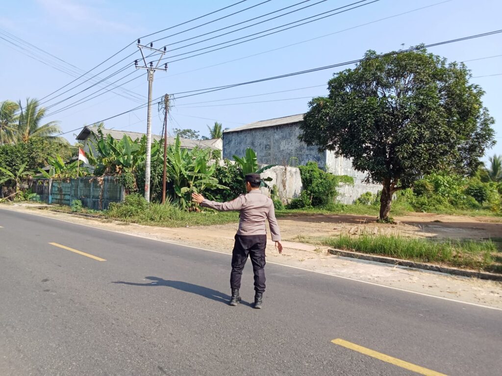 Polsek Panimbang Menyelenggarakan Pengaturan Lalu Lintas Demi Kelancaran dan Keselamatan Pengguna Jalan 7 WhatsApp Image 2024 04 28 at 18.35.42