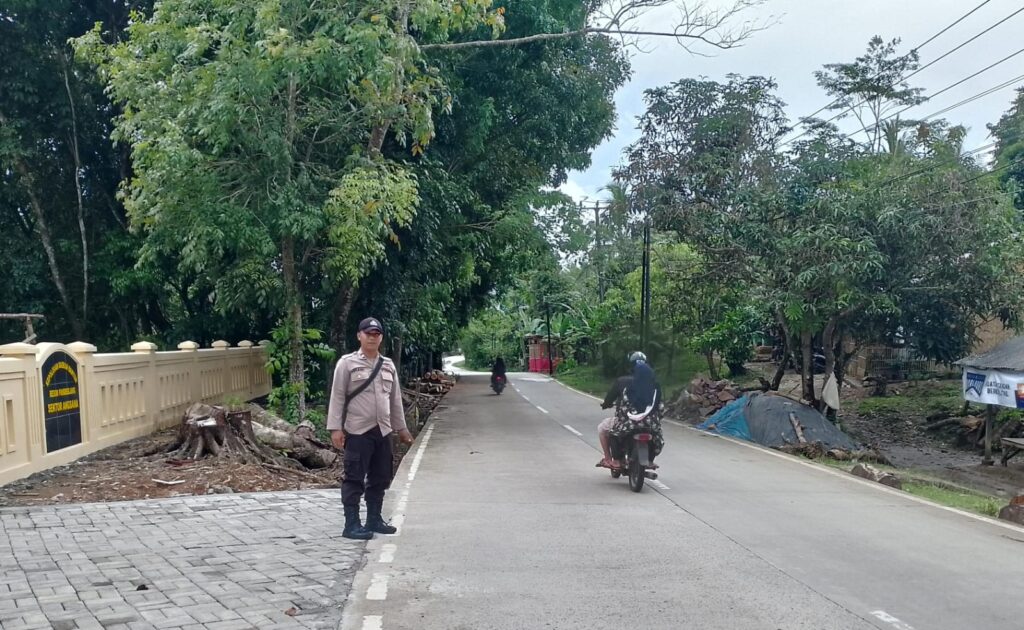 Berikan Pelayanan Kepada Masyarakat Anggota Piket Polsek Angsana Rutin Lakukan Pengaturan Lalu lintas 9 WhatsApp Image 2024 04 28 at 18.57.18