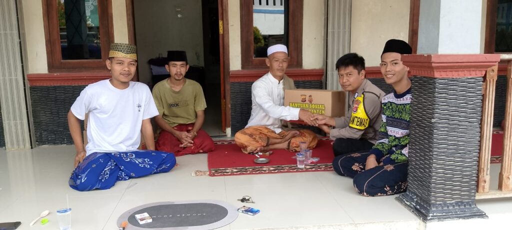 Bhabinkamtibmas Polsek Pandeglang Salurkan Bantuan Sembako dari Kapolda Banten ke Ponpes Al Barokah 10 WhatsApp Image 2024 04 28 at 22.17.13