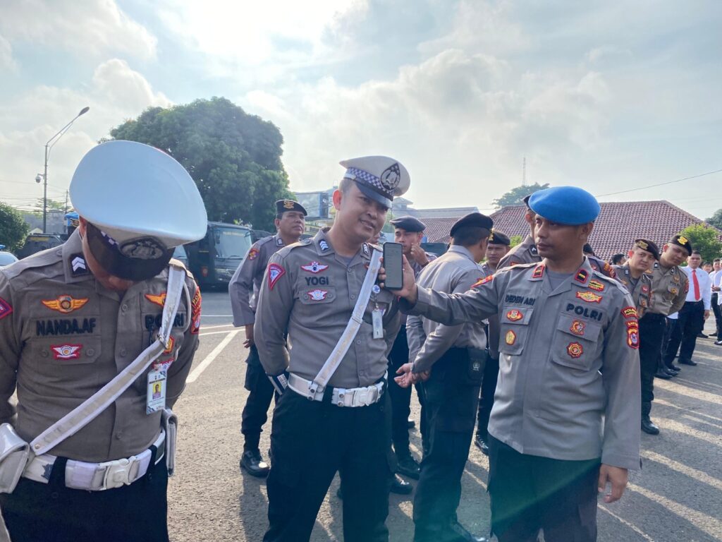 Sipropam Polres Pandeglang Lakukan Pemeriksaan Gadget untuk Antisipasi Aplikasi Berdampak Buruk bagi Personel 3 WhatsApp Image 2024 04 29 at 08.16.50