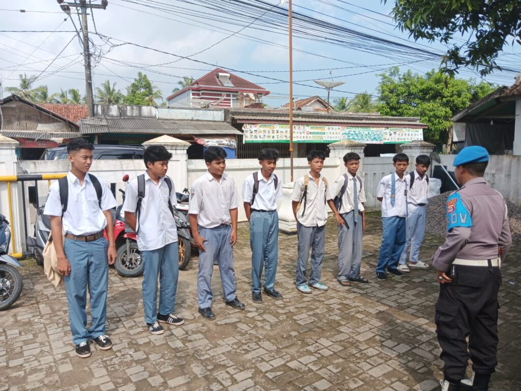 Polsek Pagelaran Polres Pandeglang Amankan Siswa SMK yang Diduga Bolos Saat Jam Pelajaran 2 WhatsApp Image 2024 04 29 at 10.35.06