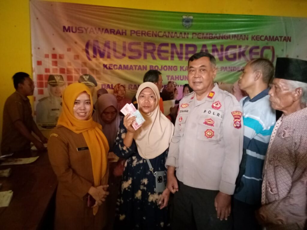 Polsek Bojong Berikan Pengamanan Penyaluran Bansos Sembako dan PKH Tahap II Tahun 2024 6 WhatsApp Image 2024 04 29 at 10.38.11