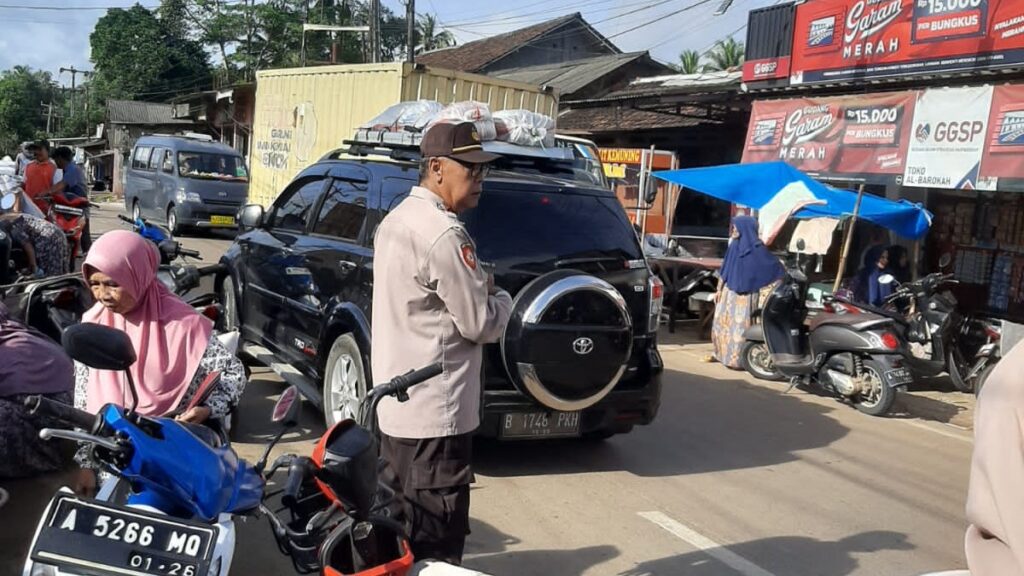 Kapolsek Bojong, AKP Kuswana, Melakukan Pengaturan Lalu Lintas di Pasar Bojong 7 WhatsApp Image 2024 04 29 at 10.39.08