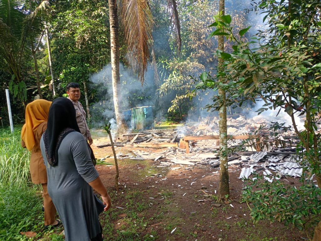 Polsek Bojong Polres Pandeglang Bantu Proses Evakuasi Kebakaran Rumah di Desa Bojong 8 WhatsApp Image 2024 04 29 at 11.53.04