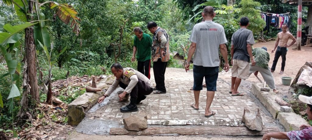 Bhabinkamtibmas Polsek Carita Berupaya Dekat dengan Warga Melalui Kegiatan Gotong Royong 7 WhatsApp Image 2024 04 29 at 12.17.14