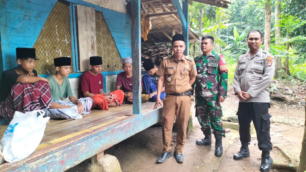 Polsek Cadasari dan Koramil Gelar Program Sosialisasi Pencegahan TBC di Pondok Pesantren 2 WhatsApp Image 2024 04 29 at 13.39.51