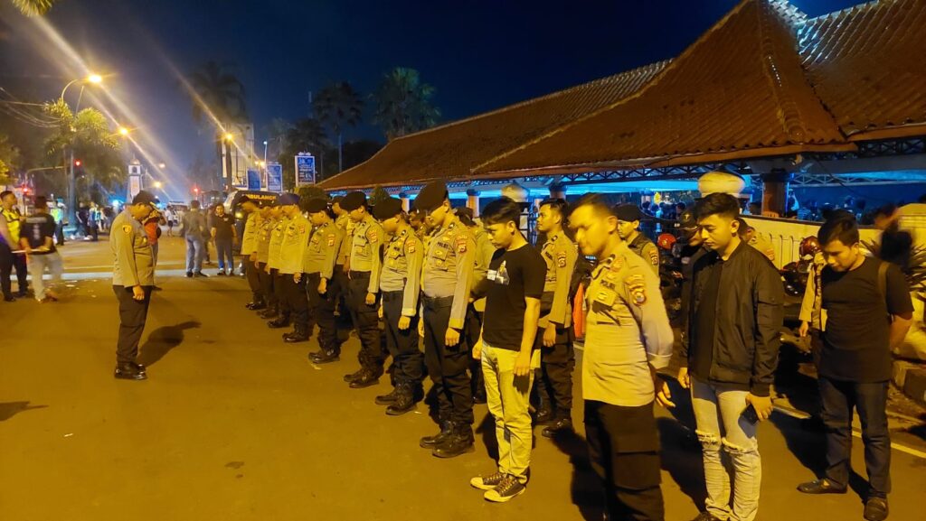 Polres Pandeglang Gelar Apel Pengamanan Nonton Bareng Pertandingan Sepakbola Timnas Indonesia vs Uzbekistan 5 WhatsApp Image 2024 04 29 at 20.55.42