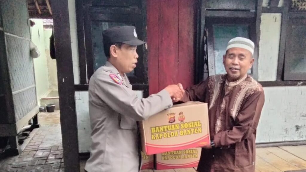 Bhabinkamtibmas Polsek Pandeglang Salurkan Bantuan Sembako kepada Ponpes Mitahul Bayan 9 WhatsApp Image 2024 04 29 at 22.55.34
