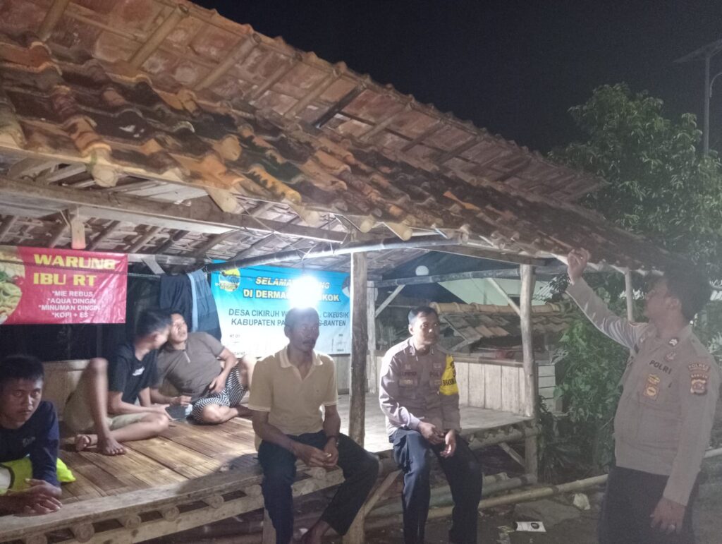 Polsek Cikeusik Tingkatkan Patroli Dialogis untuk Ciptakan Situasi Kamtibmas yang Aman 10 WhatsApp Image 2024 04 29 at 22.56.42