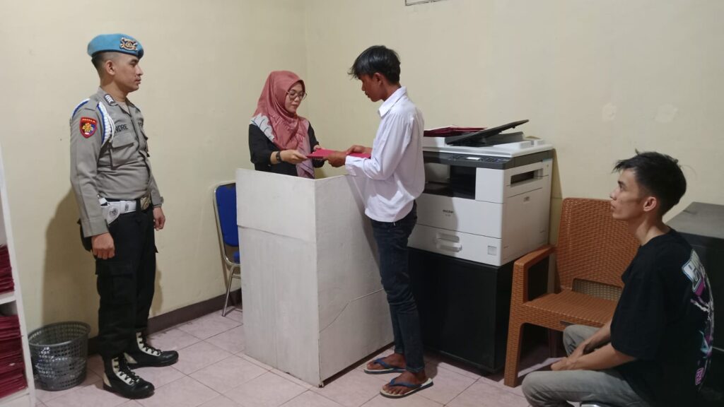 Piket Pelayanan SPKT Polsek Saketi Terus Berupaya Memberikan Pelayanan Prima kepada Masyarakat 2 WhatsApp Image 2024 04 29 at 23.08.30