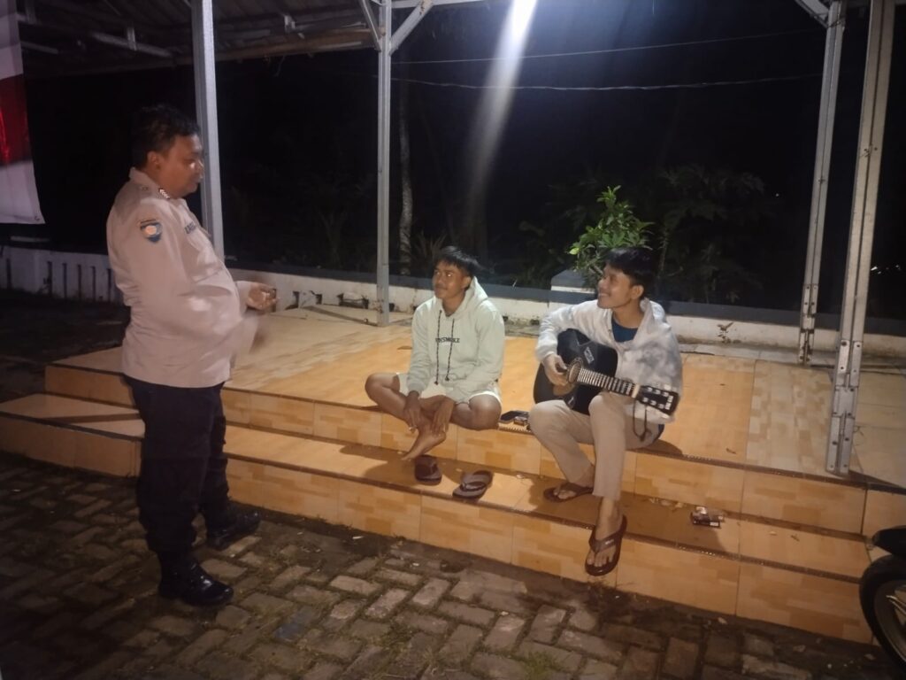 Polsek Saketi Lakukan Patroli Dialogis untuk Antisipasi Gangguan Kamtibmas 4 WhatsApp Image 2024 04 29 at 23.09.05