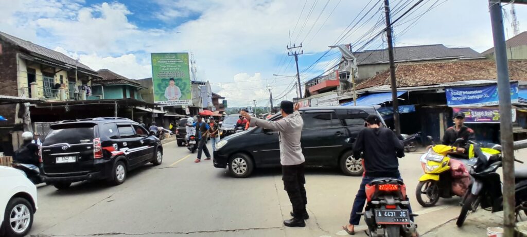 Personil Polsek Cimanuk Turut Serta dalam Pengaturan Lalu Lintas untuk Mengurangi Kemacetan 5 WhatsApp Image 2024 04 29 at 23.24.29
