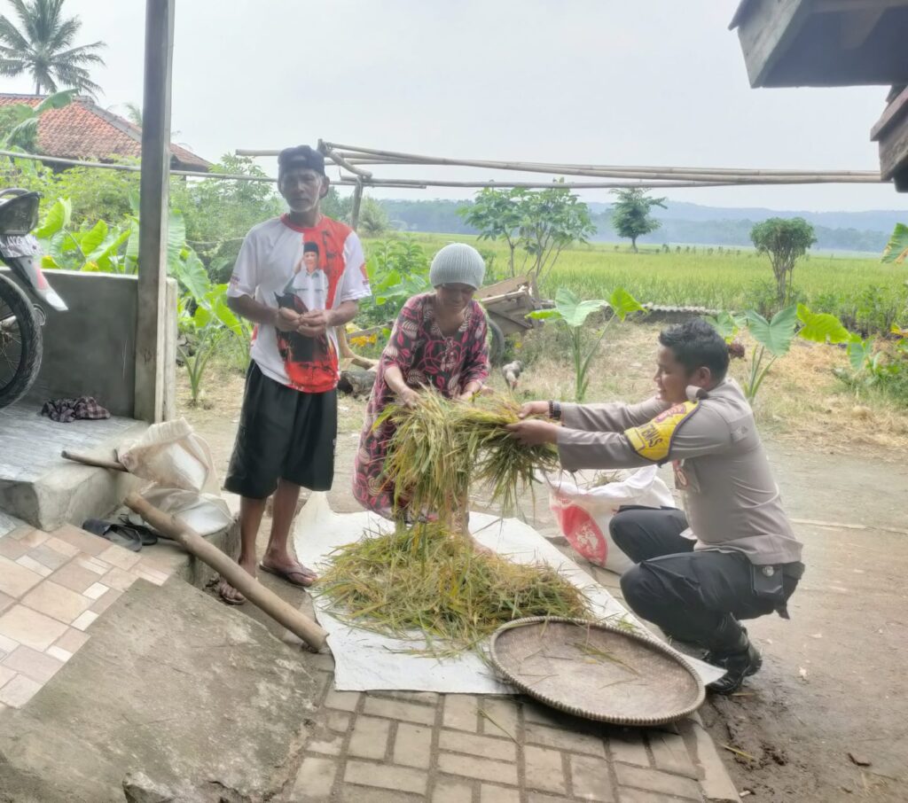 Bhabinkamtibmas Polsek Munjul Terus Lakukan Kegiatan Sambang Masyarakat 6 WhatsApp Image 2024 04 30 at 00.26.11