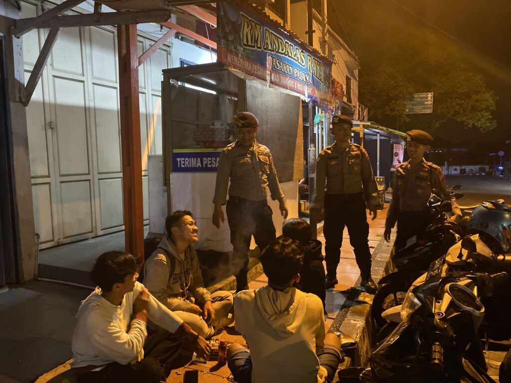 Sat Samapta Polres Pandeglang Lakukan Patroli Dialogis Malam Hari untuk Mencegah Kriminalitas 1 WhatsApp Image 2024 04 30 at 07.58.17