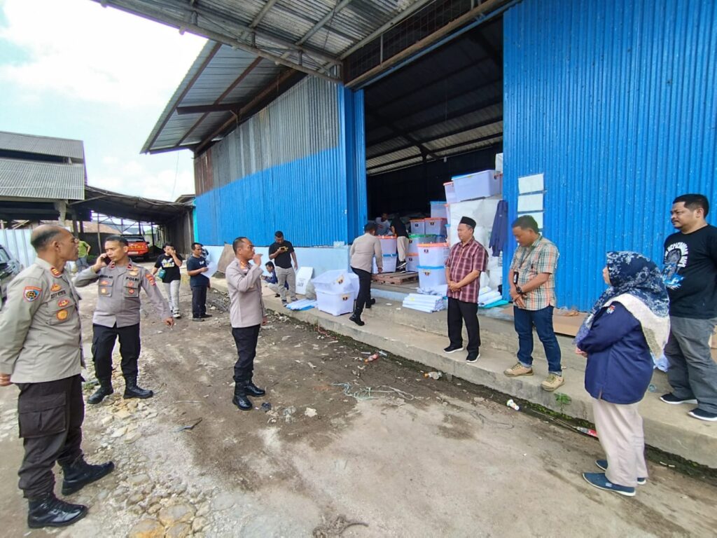 Kapolres Pandeglang dan Pejabat Utama Polres Hadiri Pembukaan Kotak Hasil TPS untuk Mendukung Jawaban PHPU Pilres dan Pileg 2024 3 WhatsApp Image 2024 04 30 at 12.46.59