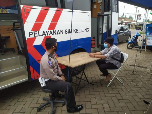Satlantas Polres Pandeglang Berikan Pelayanan "SIM Keliling" di Pertigaan Mengger 9 IMG 20210715 WA0016