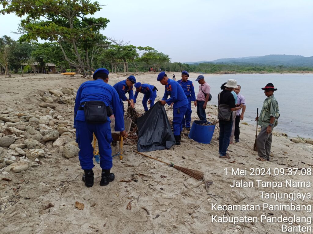 Satpolair Polres Pandeglang Bersinergi dengan Keluarga Besar Tanjung Lesung dalam Membersihkan Pesisir Pantai 8 IMG 20240501 WA0005