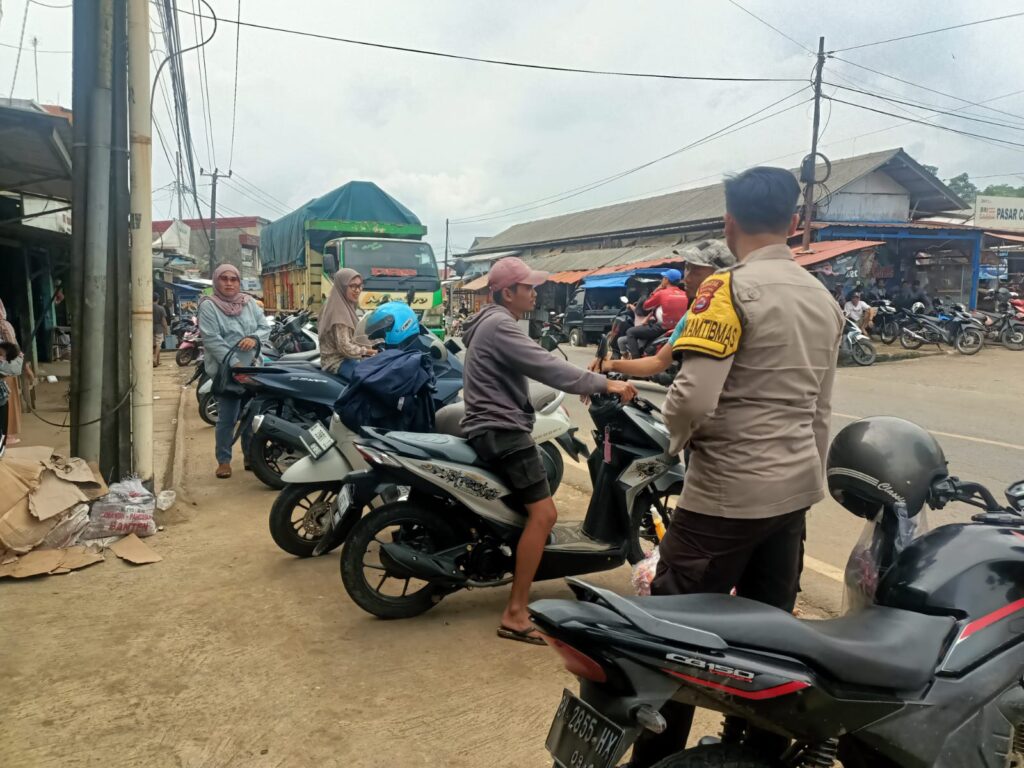 Anggota Polsek Cibaliung Laksanakan Sambang kepada Warga Masyarakat 7 IMG 20240501 WA0022