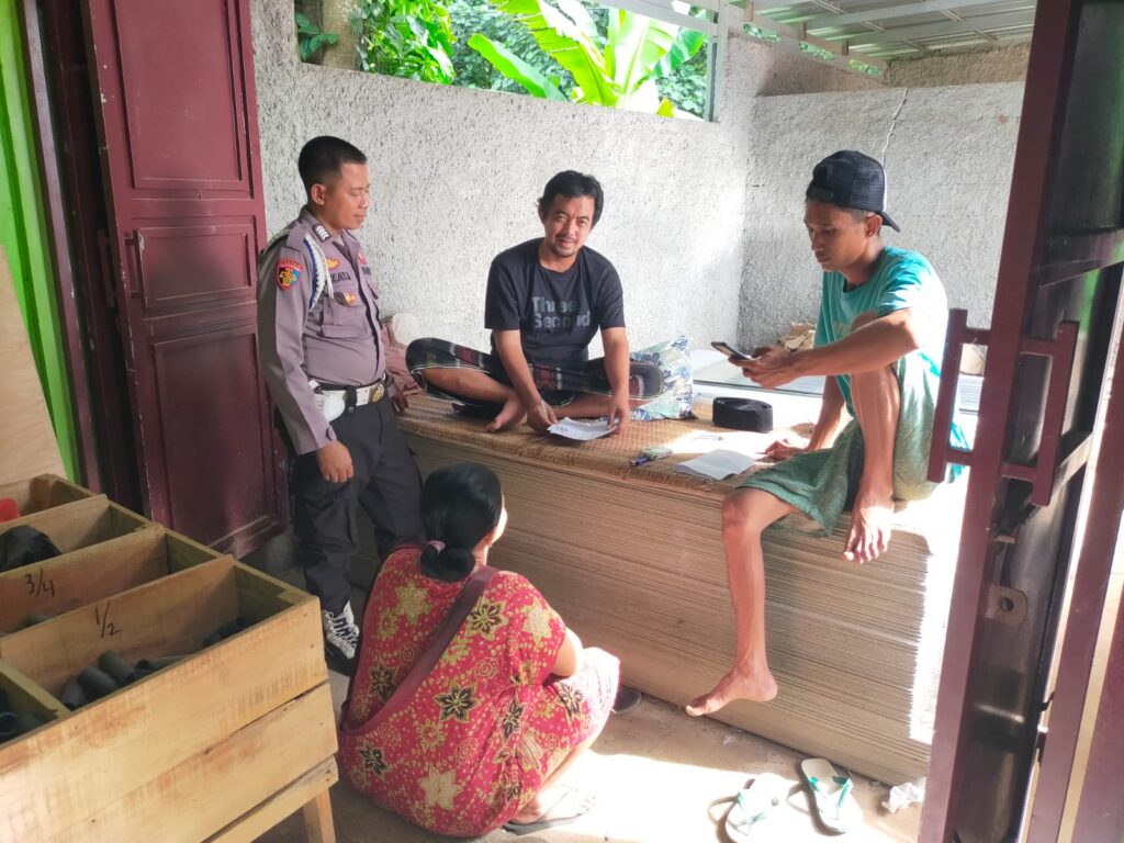Kanit Provos Polsek Pagelaran Melaksanakan Giat Sambang ke Desa Pagelaran 1 IMG 20240501 WA0029