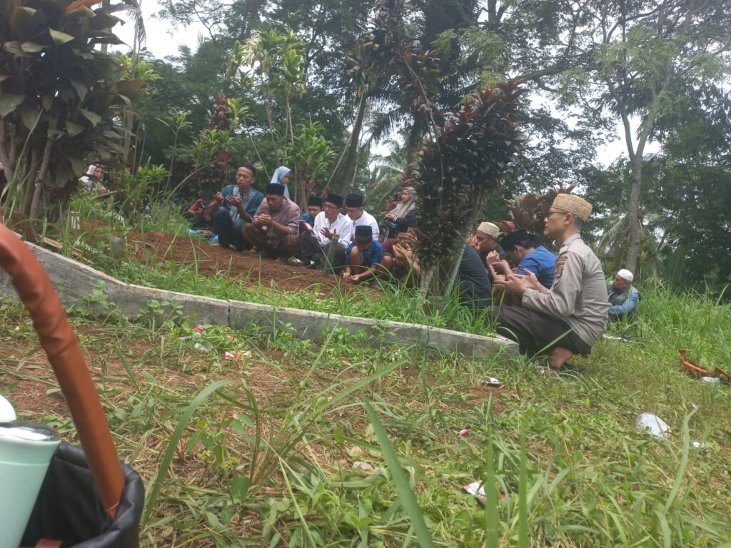 Bhabinkamtibmas Polsek Cadasari Polres Pandeglang Menghadiri Takziah Pemakaman Warga Binaan 3 IMG 20240502 WA0007