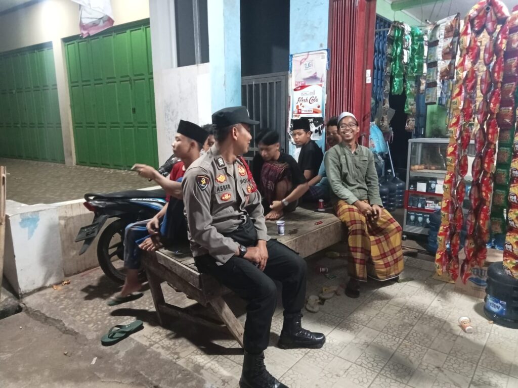 Polsek Cikeusik Intensifkan Patroli Malam untuk Ciptakan Kamtibmas yang Aman 5 WhatsApp Image 2024 05 01 at 02.22.41
