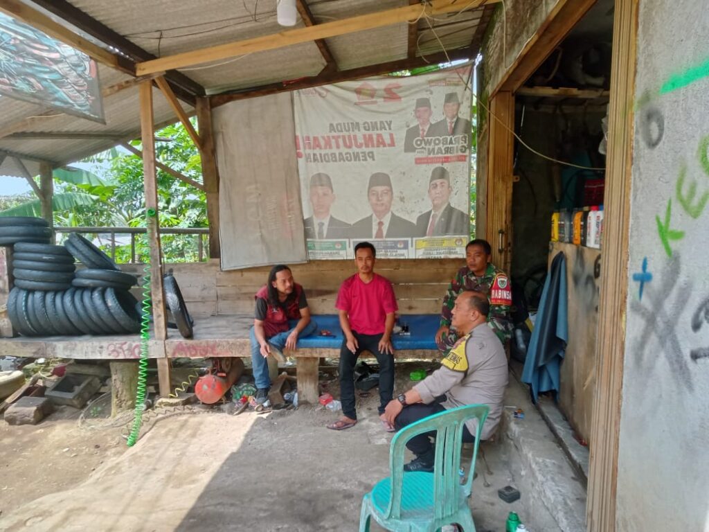 Bhabinkamtibmas Polsek Pandeglang Terus Membangun Kemitraan dengan Warga di Kp. Campuraksanta, Kel. Pagerbatu 9 WhatsApp Image 2024 05 01 at 19.19.27