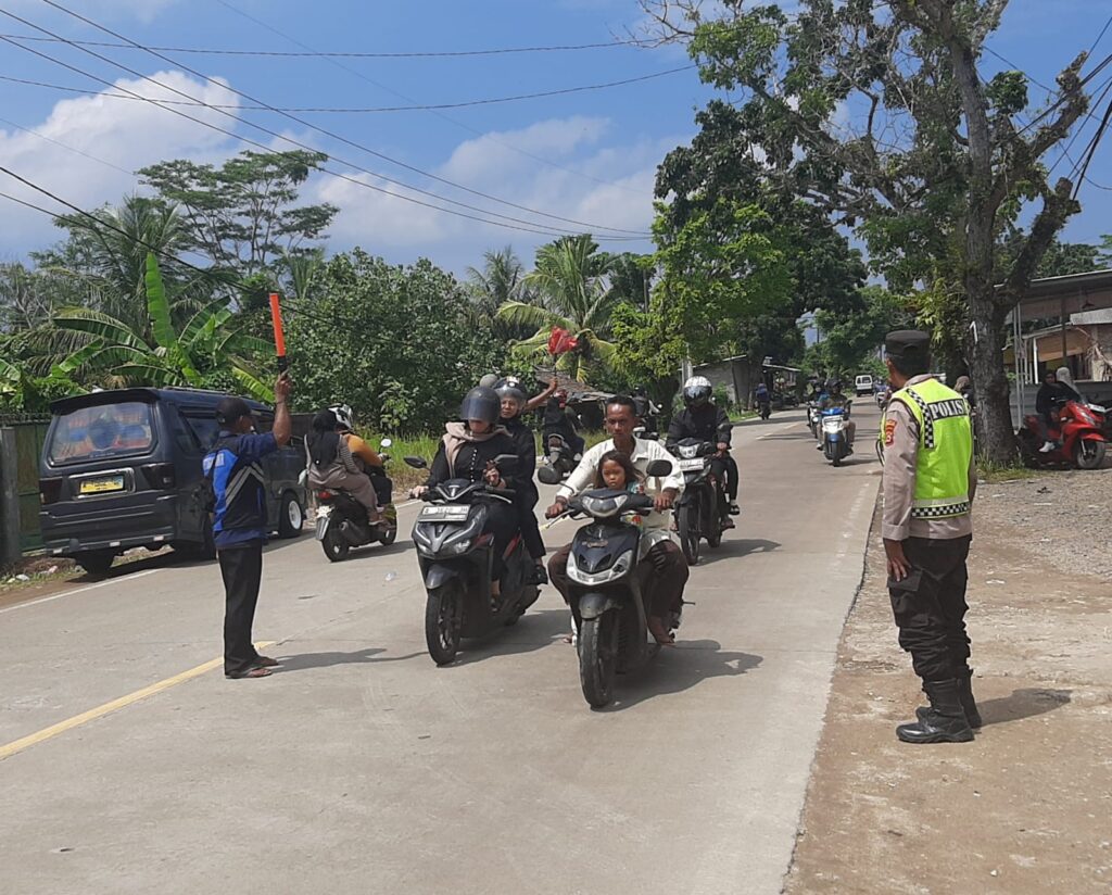 Polsek Bojong Polres Pandeglang Gelar Kegiatan Strong Point untuk Kelancaran Lalulintas 10 WhatsApp Image 2024 05 02 at 10.33.30