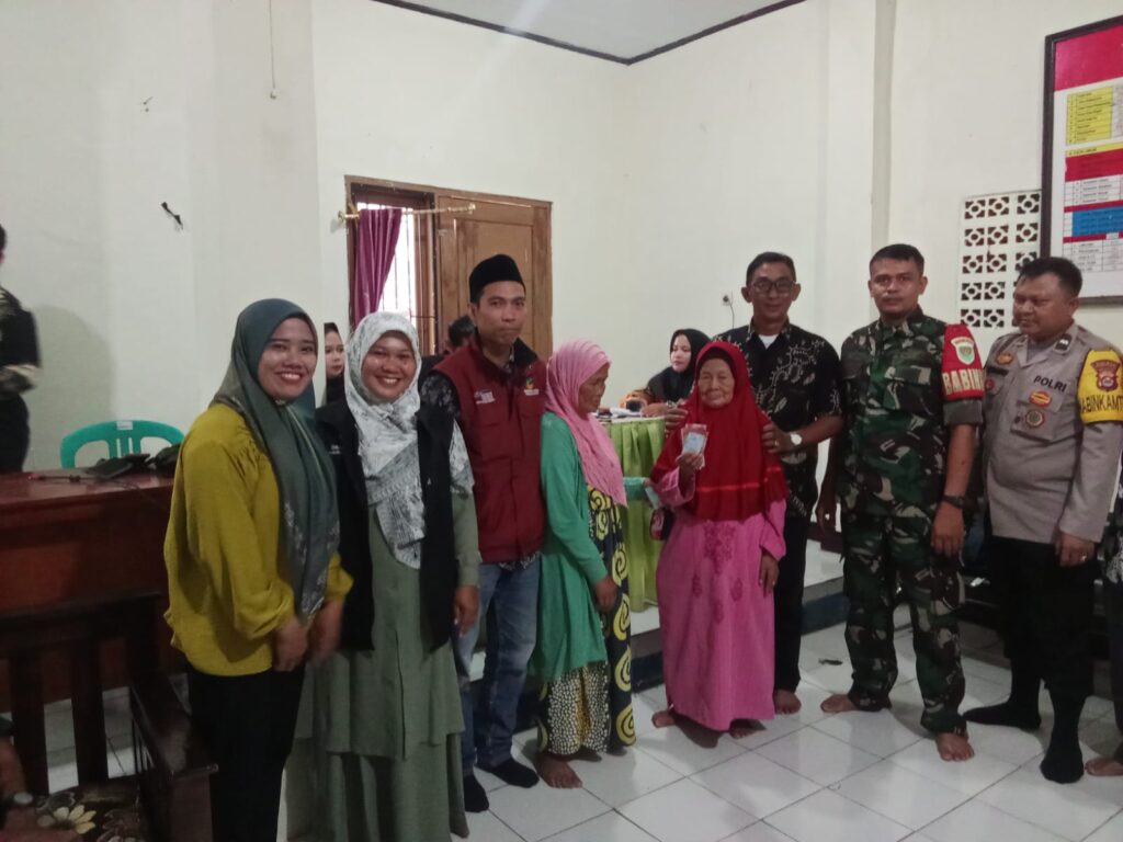 Bhabinkamtibmas Polsek Cadasari Memantau Distribusi Bantuan PKH untuk Memastikan Keadilan dan Transparansi 10 WhatsApp Image 2024 05 02 at 14.42.40