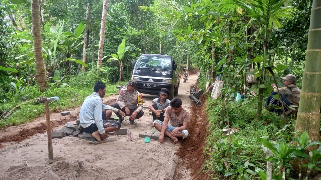 Dekatkan Diri dengan Masyarakat, Bhabinkamtibmas Polsek Carita Terus Lakukan Gotong Royong Bersama Warga 2 WhatsApp Image 2024 05 02 at 16.22.12
