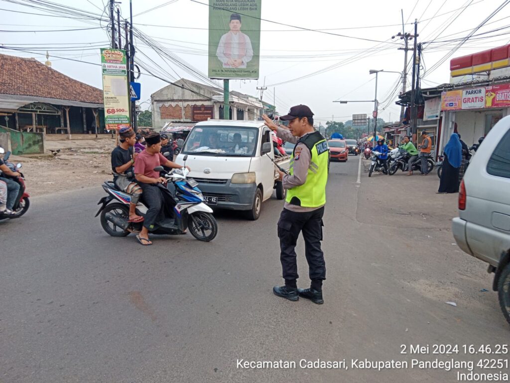 Polsek Cadasari Mengatur Lalu Lintas Demi Kelancaran dan Keselamatan Pengguna Jalan 3 WhatsApp Image 2024 05 02 at 18.22.55