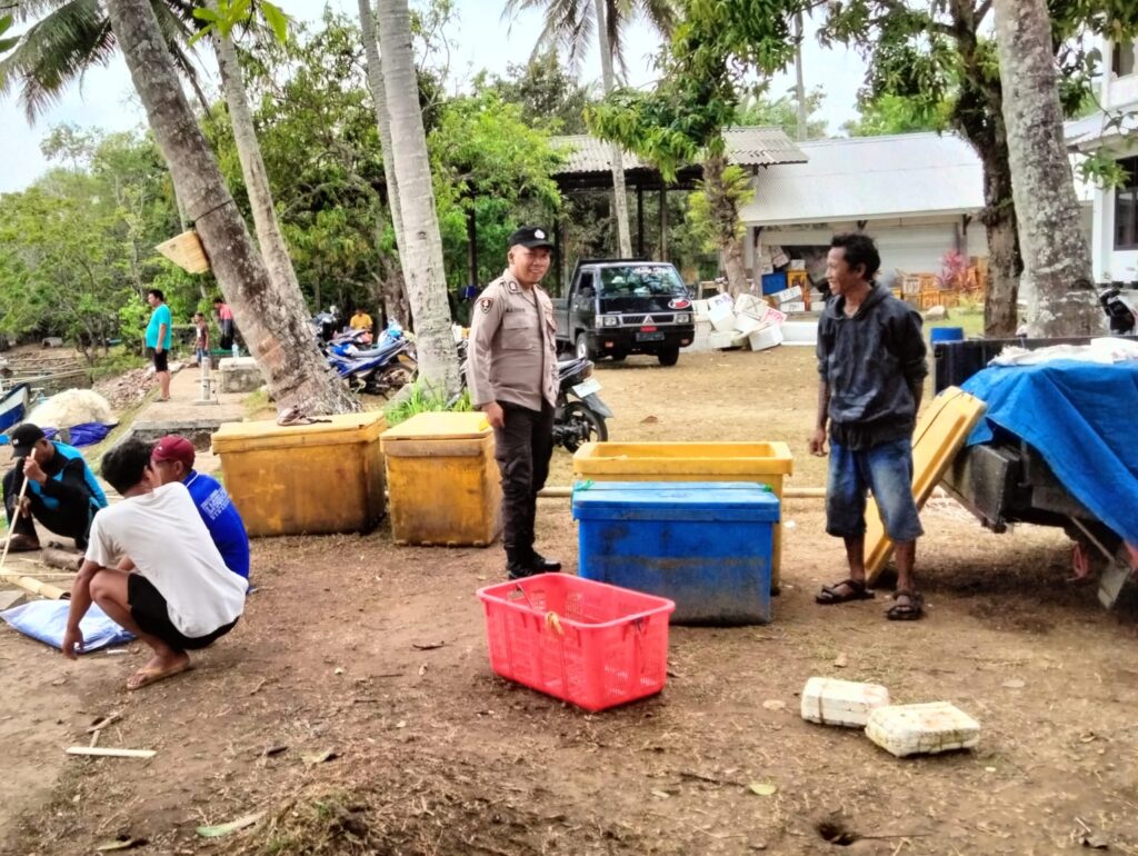 Polsek Cikeusik Lakukan Patroli Siang Untuk Ciptakan Situasi Kamtibmas yang Aman dan Kondusif 4 WhatsApp Image 2024 05 02 at 18.25.32