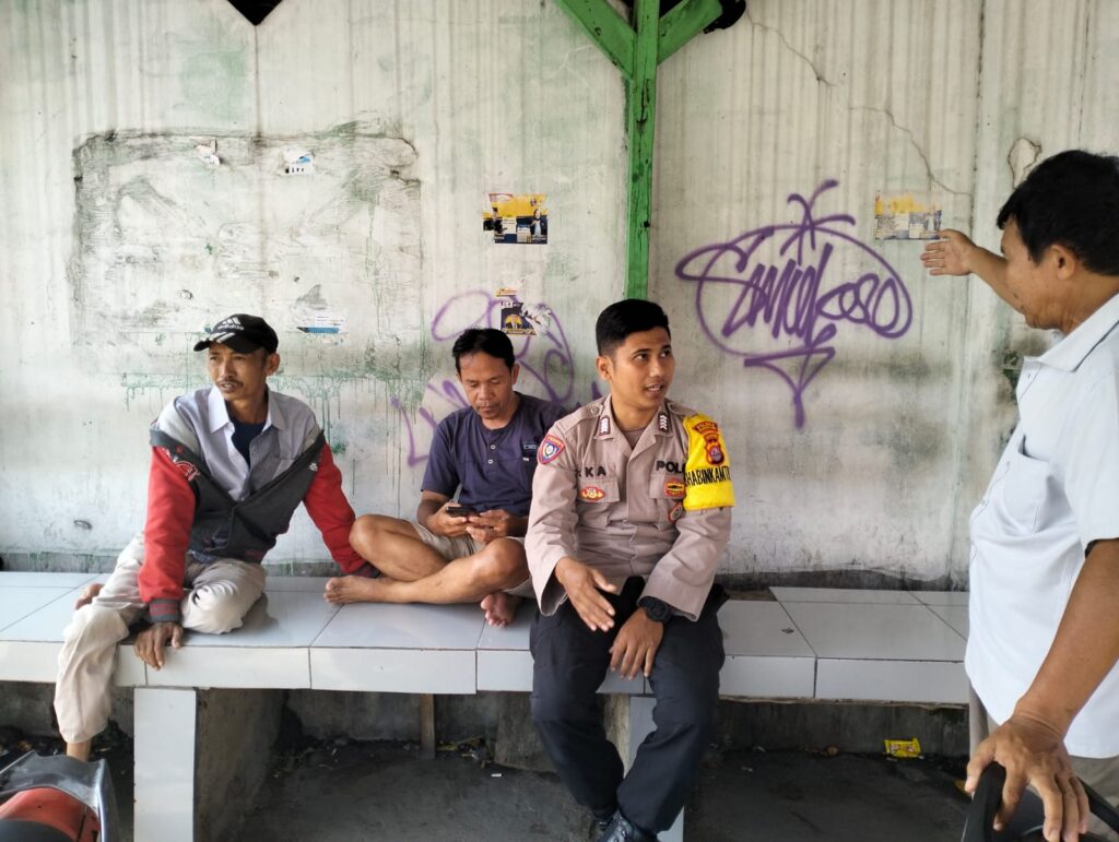 Bhabinkamtibmas Polsek Pandeglang Sambangi Ojeg Pangkalan Kp Ciekek Melati 5 WhatsApp Image 2024 05 02 at 19.31.13
