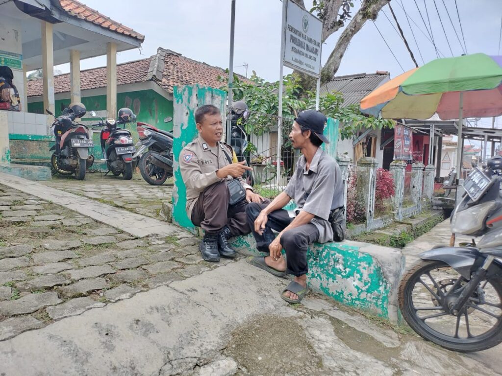 Bhabinkamtibmas Polsek Pandeglang Berikan Himbauan Kamtibmas kepada Warga 6 WhatsApp Image 2024 05 02 at 19.40.29
