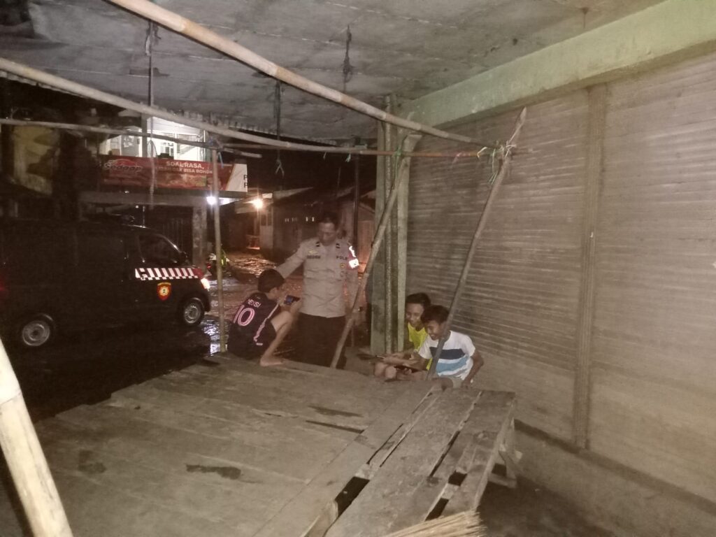 Polsek Saketi Terus Dekatkan Diri dengan Masyarakat Lewat Kegiatan Patroli Malam 8 WhatsApp Image 2024 05 02 at 20.06.51