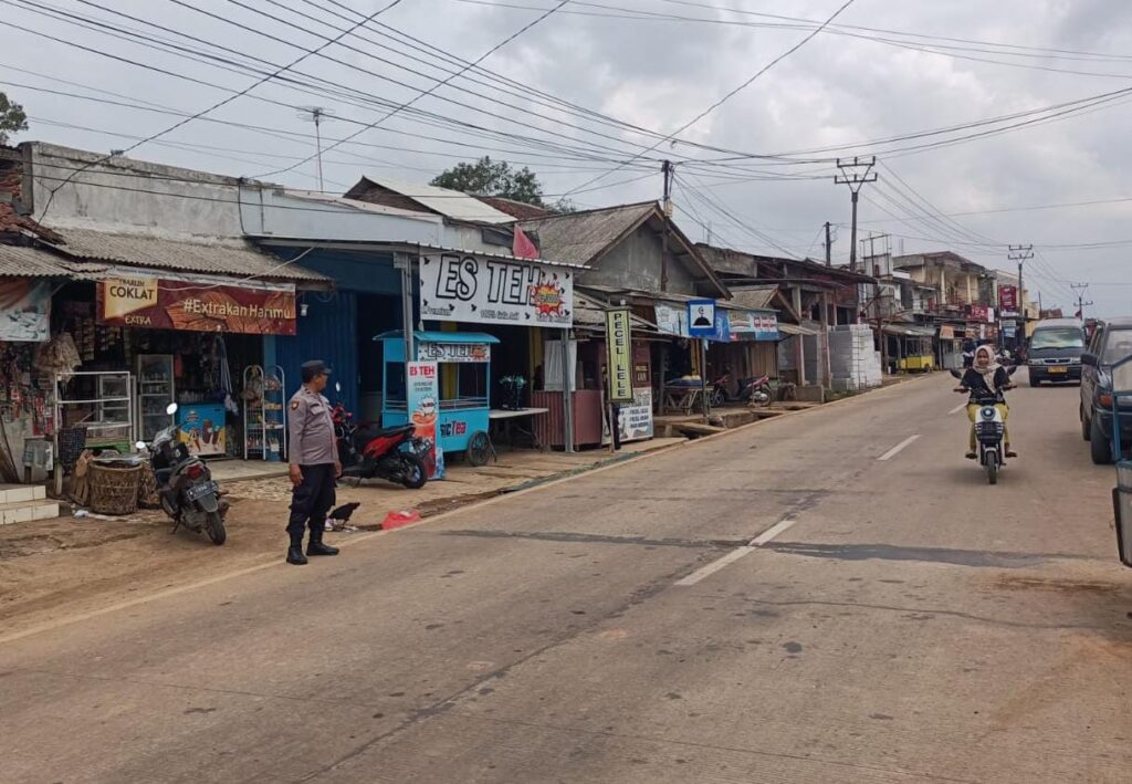 Polsek Bojong Polres Pandeglang Mengatur Lalulintas di Jalan Raya Saketi-Malimping untuk Cegah Kemacetan 5 WhatsApp Image 2024 05 03 at 08.50.30